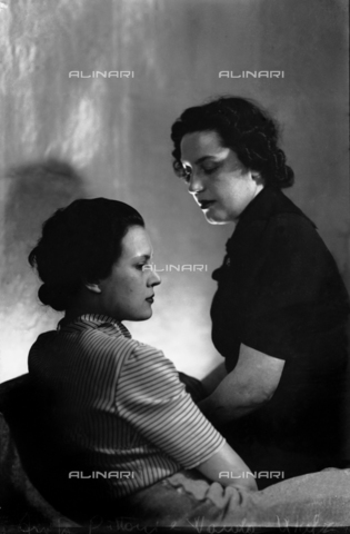 WMA-F-006862-0000 - Photographer Wanda Wulz (1903-1984) and fashion designer Anita Pittoni (1901-1982) - Date of photography: 1930 ca. - Alinari Archives, Florence