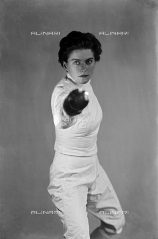 WWA-F-006754-0000 - "In guardia". The fencer Irene Camber (1926-2024), gold medallist in foil at the 1952 Olympics - Date of photography: 1952 - Alinari Archives, Florence