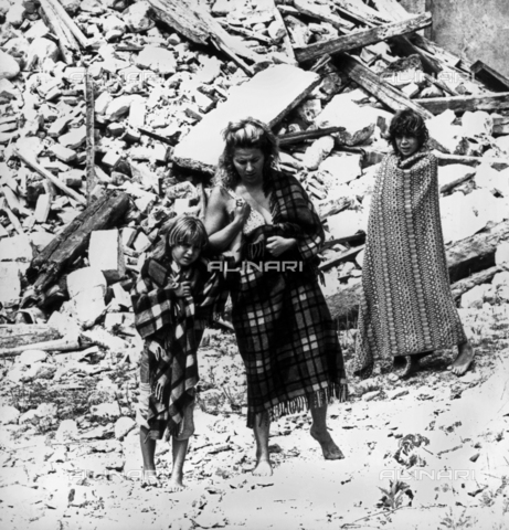 ZIC-F-000899-0000 - Una famiglia di Colloredo di Monte Albano colpita dal terremoto del Friuli del 1976 - Data dello scatto: 06/05/1976 - Archivi Alinari, Firenze