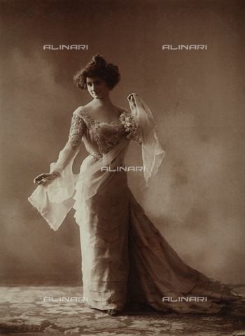 avq-a-000128-0067 - Theater actress - Lady of Via Serragli (what a beautiful creature!) - Date of photography: 1900 ca. - Alinari Archives, Florence
