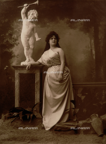 avq-a-000128-0076 - Drammatic actress - Allegory of charity - Date of photography: 1900 ca. - Alinari Archives, Florence
