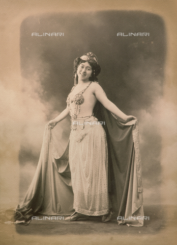 avq-a-000128-0083 - The Napoletan actress Mrs. Caracciolo in Oriental costume - Date of photography: 1900 ca. - Alinari Archives, Florence