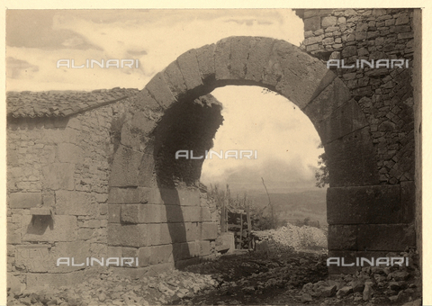 tca-f-01101v-0000 - La porta nord di Altilia. - Data dello scatto: 1900 ca. - Archivi Alinari, Firenze
