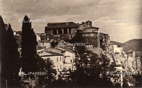 tca-f-01216v-0000 - Veduta del Castello di Civitacampomarano con il paese sottostante. - Data dello scatto: 1920 - 1930 - Archivi Alinari, Firenze