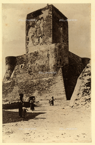 tca-f-01219v-0000 - View of the Tower of Federico II in Termoli. Below, women with children are carrying baskets on their heads. - Date of photography: 1900-1910 - Alinari Archives, Florence