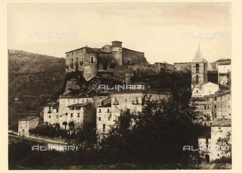 tca-f-01229v-0000 - View of the town of Carpinone in the environs of Isernia with the castle of Caldera above. - Date of photography: 1900-1910 - Alinari Archives, Florence