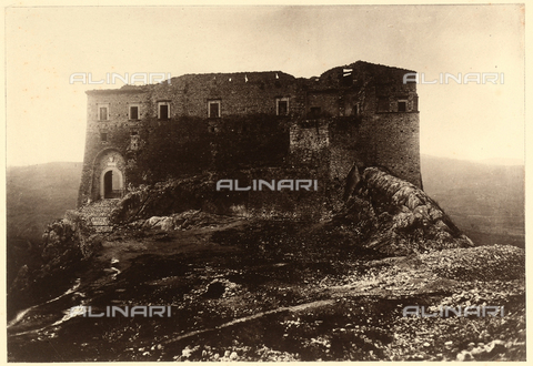 tca-f-1195av-0000 - Veduta del Castello di Castropignano nei dintorni di Campobasso. - Data dello scatto: 1900 - 1910 - Archivi Alinari, Firenze